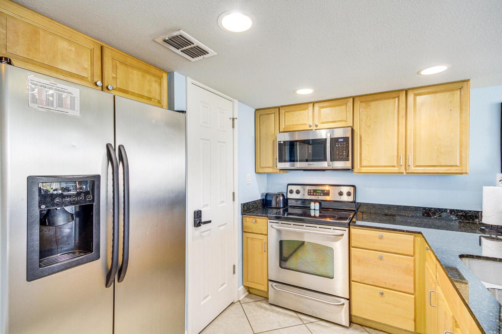 Apartment With Pool Access - Steps To Beach!