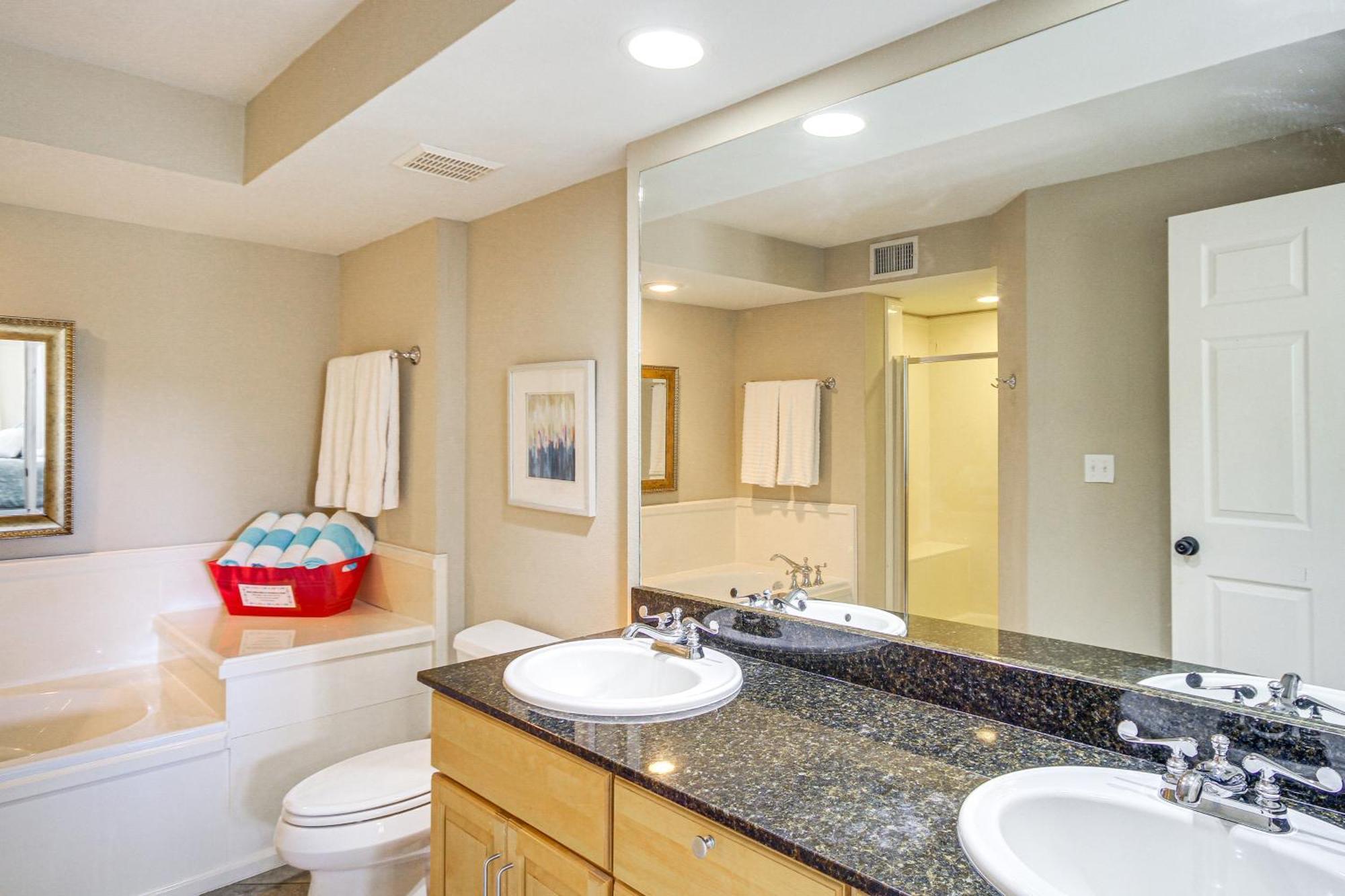 With Pool Access - Steps To Beach! Apartment