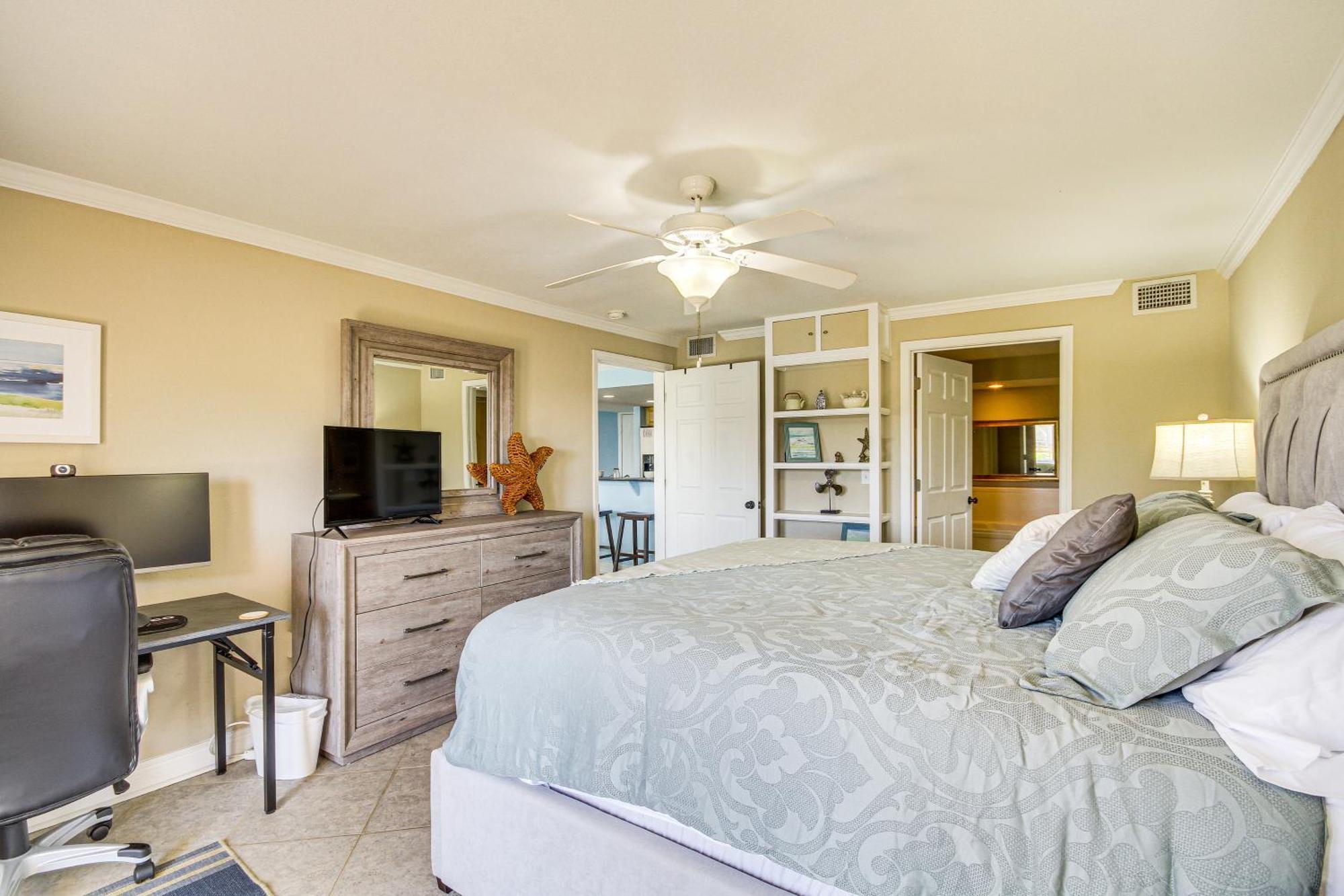 With Pool Access - Steps To Beach! Apartment *