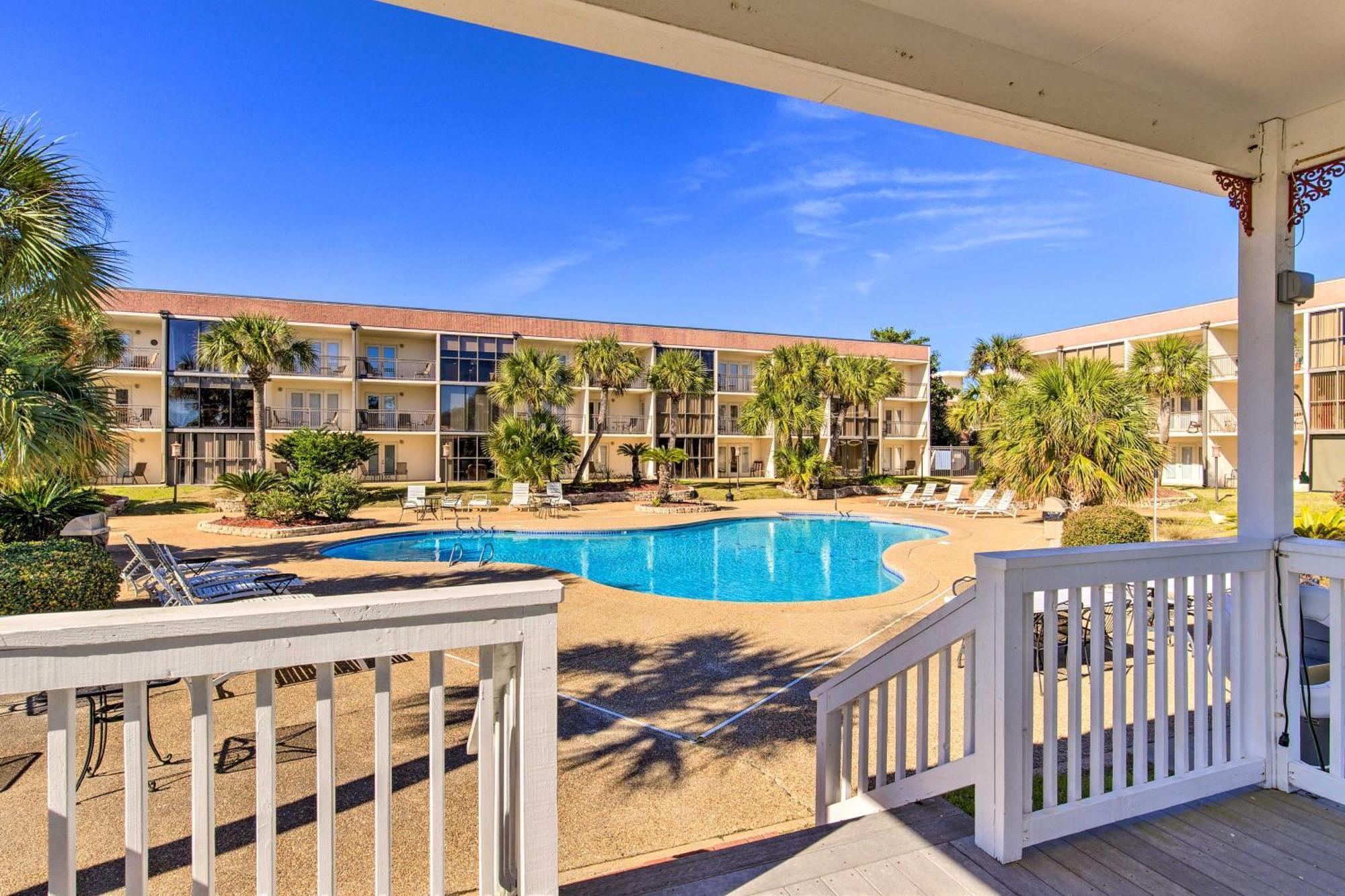 With Pool Access - Steps To Beach! Biloxi