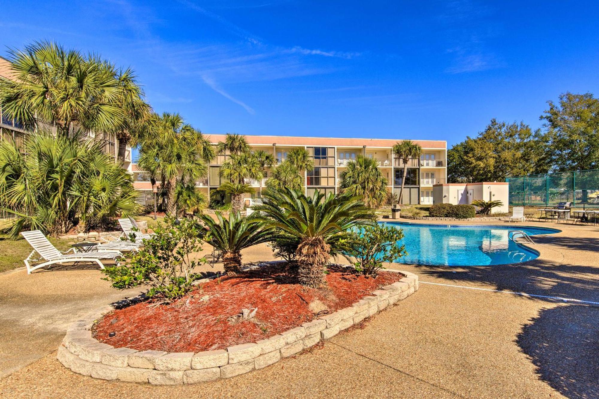 With Pool Access - Steps To Beach! Apartment *