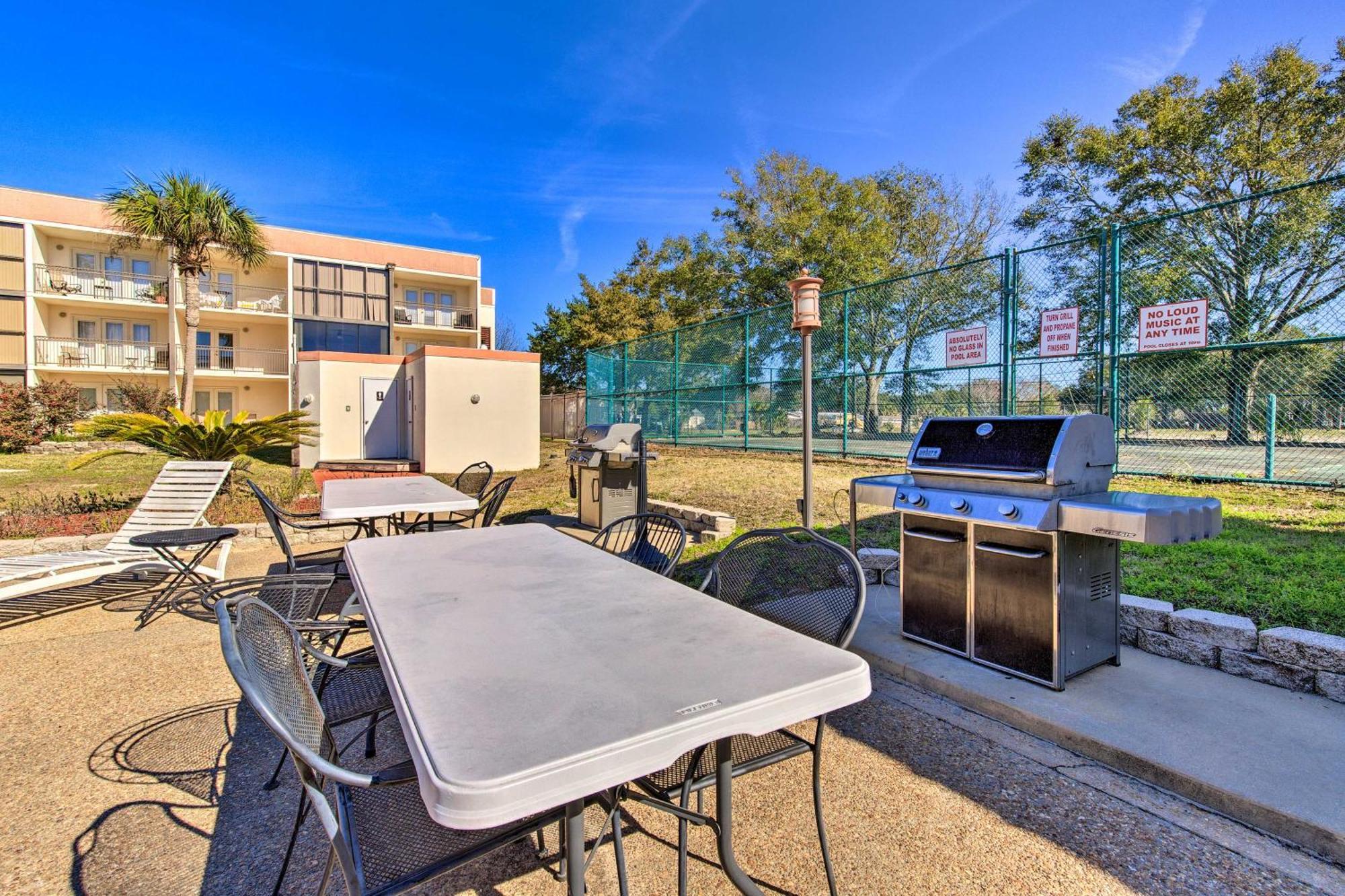 With Pool Access - Steps To Beach! Apartment